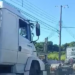 Justiça suspende portaria do IMTT que proibia caminhões com mais de quatro eixos de trafegar em Campos. Porto do Açu alegou prejuízos logísticos e econômicos.