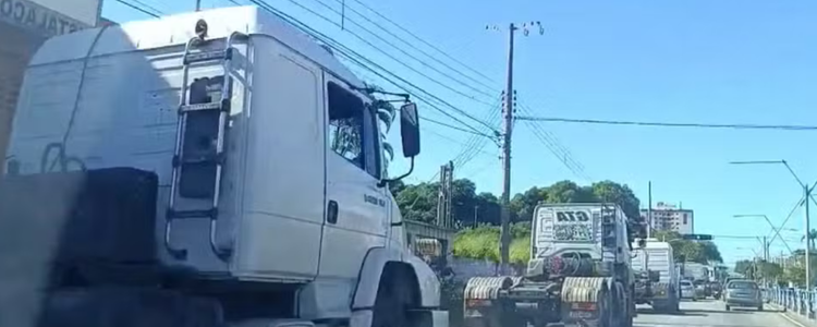 Justiça suspende portaria do IMTT que proibia caminhões com mais de quatro eixos de trafegar em Campos. Porto do Açu alegou prejuízos logísticos e econômicos.