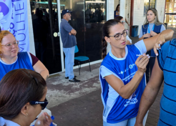 Prefeitura de Macaé realiza vacinação itinerante contra a gripe em pontos estratégicos da cidade. Imunização está disponível para todos a partir de 6 meses.