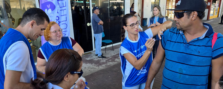 Prefeitura de Macaé realiza vacinação itinerante contra a gripe em pontos estratégicos da cidade. Imunização está disponível para todos a partir de 6 meses.