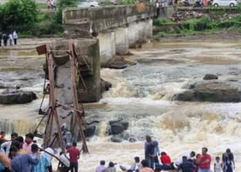 Quatro mortos e mais de 50 feridos são confirmados em Maharashtra; operação de resgate segue em andamento