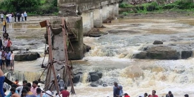 Quatro mortos e mais de 50 feridos são confirmados em Maharashtra; operação de resgate segue em andamento