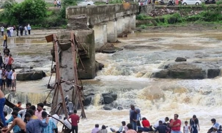 Quatro mortos e mais de 50 feridos são confirmados em Maharashtra; operação de resgate segue em andamento