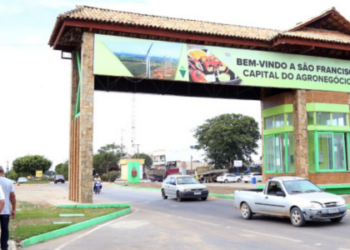 São Francisco do Itabapoana (RJ) vive uma crise econômica com fechamento de comércios e denúncias de má gestão da prefeita Yara Cíntia. Entenda como a política local intensifica os problemas do município com um dos piores IDHs do estado.