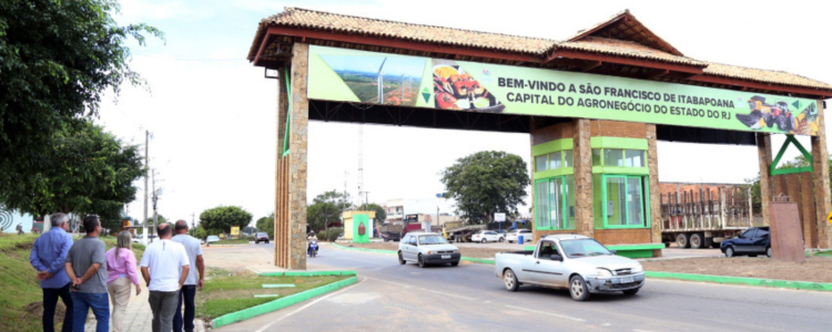 São Francisco do Itabapoana (RJ) vive uma crise econômica com fechamento de comércios e denúncias de má gestão da prefeita Yara Cíntia. Entenda como a política local intensifica os problemas do município com um dos piores IDHs do estado.