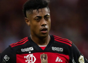 O atacante Bruno Henrique, do Flamengo, foi denunciado pelo MPDFT por suspeita de envolvimento em esquema de apostas esportivas. Ele é acusado de forçar cartão amarelo para favorecer familiares apostadores.