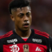 O atacante Bruno Henrique, do Flamengo, foi denunciado pelo MPDFT por suspeita de envolvimento em esquema de apostas esportivas. Ele é acusado de forçar cartão amarelo para favorecer familiares apostadores.