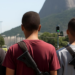 "Tiros, medo, rotina: como o Rio de Janeiro se acostuma com a violência. Entenda a dessensibilização, a falha do Estado e o tráfico como 'opção' para jovens. Uma reflexão urgente sobre o absurdo que virou normal."