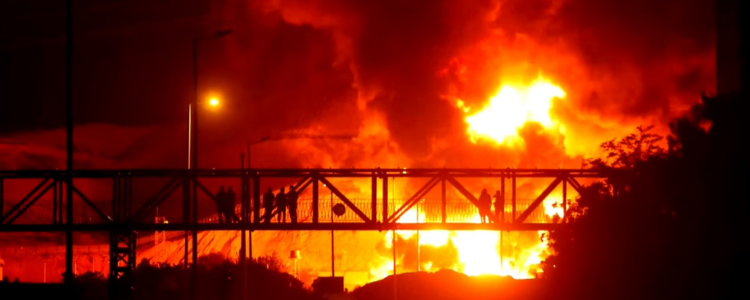 Refinaria israelense da Bazan foi danificada por mísseis iranianos, agravando o conflito no Oriente Médio. Israel responde com bombardeios em Teerã e ameaça ampliar ofensiva. EUA apoiam ações israelenses.