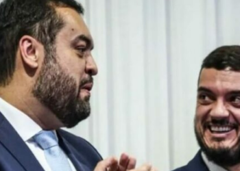 Com Castro de licença, Bacellar assume o RJ e inicia gestão com foco em segurança e obras estratégicas. Veja como isso afeta o cenário político rumando a 2026.