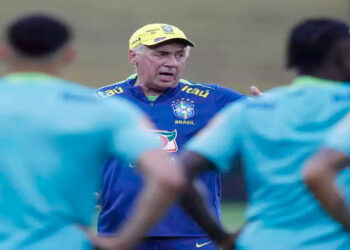Brasil enfrenta o Chile no Maracanã pelas Eliminatórias. Ancelotti confirma quarteto ofensivo com Raphinha, Estêvão, João Pedro e Martinelli, mantendo equilíbrio entre ataque e defesa.