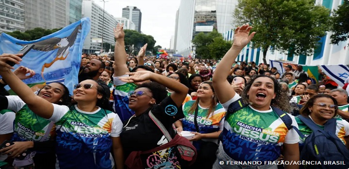 numero de evangelicos e catolicos no brasil