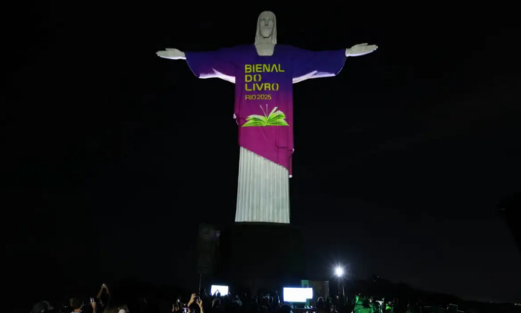 A Bienal do Livro 2025 começa no Riocentro com foco em cultura, educação e inclusão. Evento conta com transporte público especial, estandes interativos e ações da prefeitura para garantir segurança, acesso e mobilidade aos visitantes.