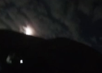 Sistemas THAAD dos EUA interceptaram mísseis iranianos disparados contra Tel Aviv em retaliação a ataque israelense no Irã. Cresce a tensão no Oriente Médio com risco de escalada militar.