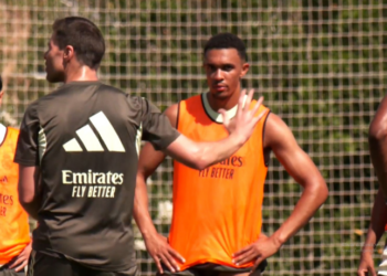 Éder Militão participa de treino com o Real Madrid antes do Mundial de Clubes. Endrick segue em recuperação, mas foi incluído na lista do torneio. Estreia será contra o Al Hilal, nos EUA.