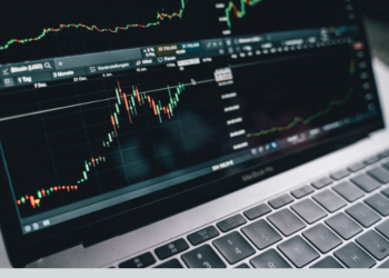 Selic chega a 15%, maior patamar em duas décadas. Ibovespa recua e mercado prevê manutenção dos juros elevados até o fim de 2025.
