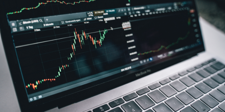 Selic chega a 15%, maior patamar em duas décadas. Ibovespa recua e mercado prevê manutenção dos juros elevados até o fim de 2025.