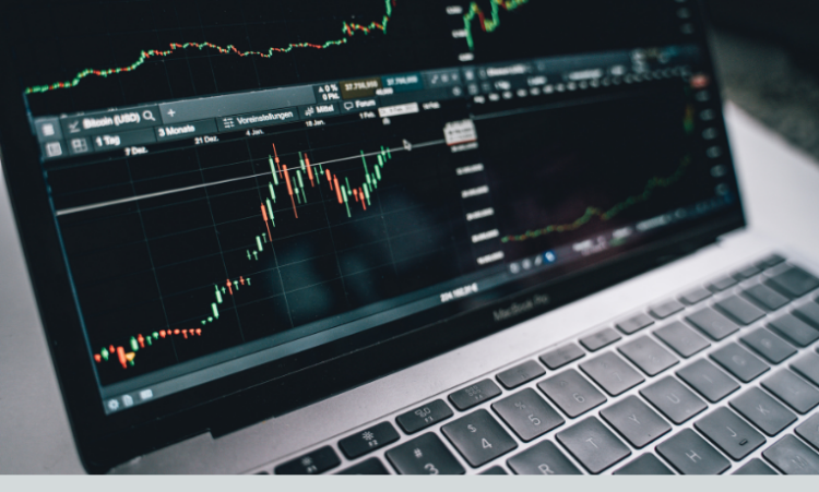 Selic chega a 15%, maior patamar em duas décadas. Ibovespa recua e mercado prevê manutenção dos juros elevados até o fim de 2025.