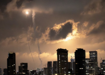 Irã lança mísseis Sejil contra Israel e alerta que “as portas do inferno se abrirão”. Escalada militar provoca reações globais e condenação internacional contra Tel Aviv.