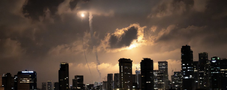 Irã lança mísseis Sejil contra Israel e alerta que “as portas do inferno se abrirão”. Escalada militar provoca reações globais e condenação internacional contra Tel Aviv.