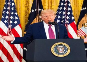 Trump acusa a Venezuela de liberar criminosos e pacientes de instituições psiquiátricas para os EUA. Em rede social, ele chama os imigrantes de “monstros” e exige sua retirada imediata.