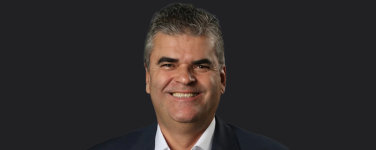 Rodrigo Bacellar exonerou Washington Reis da Secretaria de Transportes do RJ em meio a disputas políticas e tensões com a base governista. Ex-prefeito de Duque de Caxias alega retaliação.