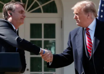 Julgamento de Jair Bolsonaro por tentativa de golpe repercute na imprensa internacional, com comparações a Trump e destaque para o caráter histórico do processo no Brasil.