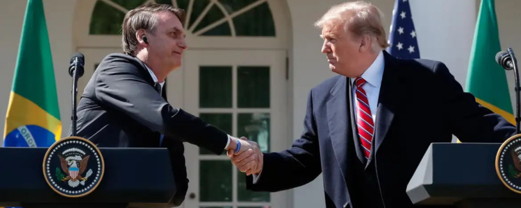 Julgamento de Jair Bolsonaro por tentativa de golpe repercute na imprensa internacional, com comparações a Trump e destaque para o caráter histórico do processo no Brasil.