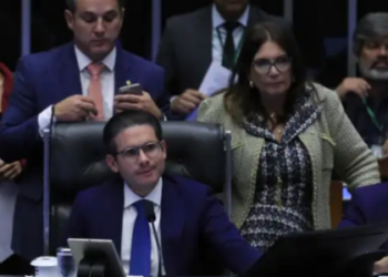 Especialistas alertam que nova lei do licenciamento ambiental aprovada na Câmara pode levar ao colapso de biomas ao flexibilizar regras para grandes obras.