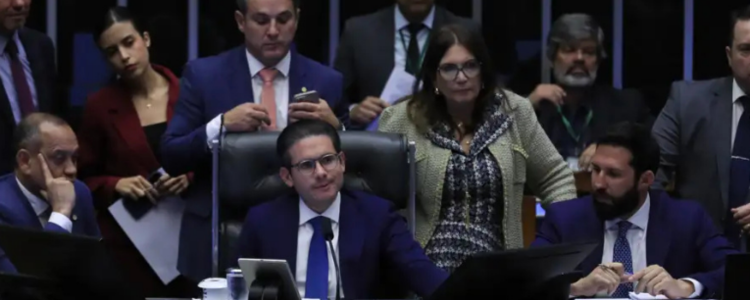 Especialistas alertam que nova lei do licenciamento ambiental aprovada na Câmara pode levar ao colapso de biomas ao flexibilizar regras para grandes obras.