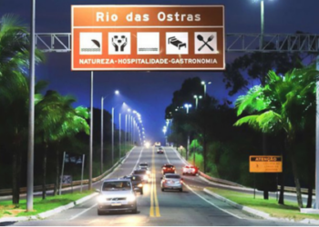 Motoristas de Rio das Ostras relatam multas aplicadas por radares sem placas de aviso. Entenda o que diz a legislação de trânsito e como recorrer em casos de autuação irregular.