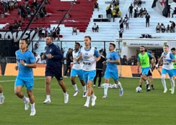 Vasco empata por 1 a 1 com o Grêmio em São Januário e permanece próximo da zona de rebaixamento. Torcida protesta e cobra reações após crise na Sul-Americana.