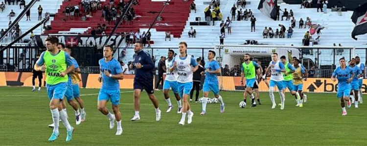 Vasco empata por 1 a 1 com o Grêmio em São Januário e permanece próximo da zona de rebaixamento. Torcida protesta e cobra reações após crise na Sul-Americana.