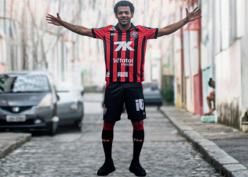 São Paulo derrota Corinthians por 2 a 0 com gols de Luciano. Crespo melhora time, enquanto Dorival enfrenta crise no Parque São Jorge.