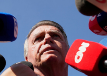 Mídia internacional compara Bolsonaro a Trump após STF impor tornozeleira e censura a redes sociais. Caso amplia tensão política no Brasil.