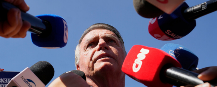 Mídia internacional compara Bolsonaro a Trump após STF impor tornozeleira e censura a redes sociais. Caso amplia tensão política no Brasil.