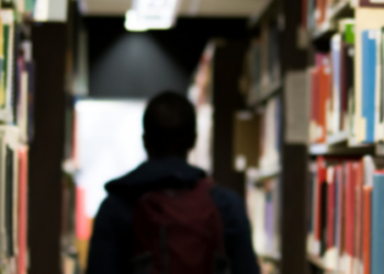 Programa de universidade gratuita em SC teve fraudes por alunos milionários. Governo investiga e MP pode tomar providências. Confira os números.