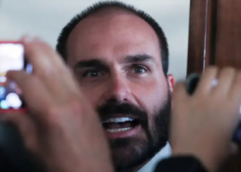Licença de Eduardo Bolsonaro termina neste domingo (20). Deputado precisa decidir entre retornar à Câmara ou renunciar, perdendo salário, foro privilegiado e imunidade parlamentar.