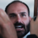 Licença de Eduardo Bolsonaro termina neste domingo (20). Deputado precisa decidir entre retornar à Câmara ou renunciar, perdendo salário, foro privilegiado e imunidade parlamentar.