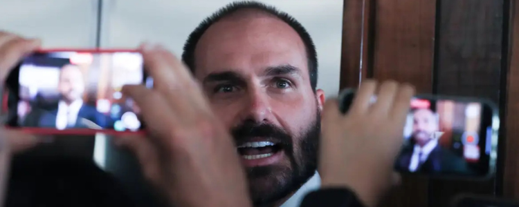 Licença de Eduardo Bolsonaro termina neste domingo (20). Deputado precisa decidir entre retornar à Câmara ou renunciar, perdendo salário, foro privilegiado e imunidade parlamentar.