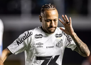 Neymar Jr durante aquecimento antes de confronto contra o Inter, pelo Brasileirão; camisa 10 se manifestou sobre discussão com torcedor após o apito final Foto: Raul Baretta/ Santos FC.