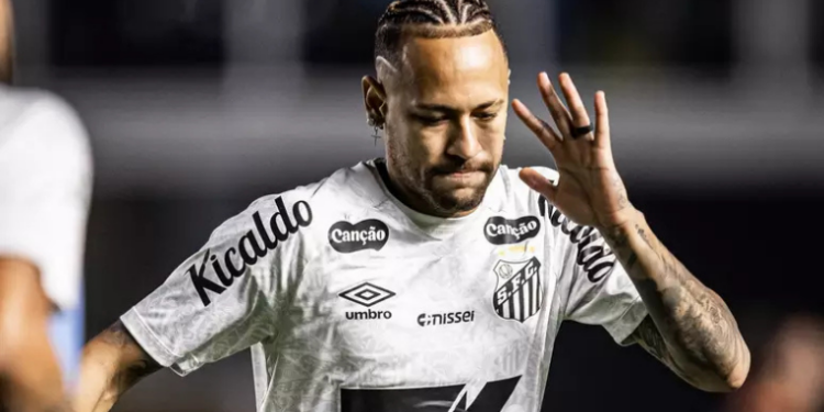 Neymar Jr durante aquecimento antes de confronto contra o Inter, pelo Brasileirão; camisa 10 se manifestou sobre discussão com torcedor após o apito final Foto: Raul Baretta/ Santos FC.