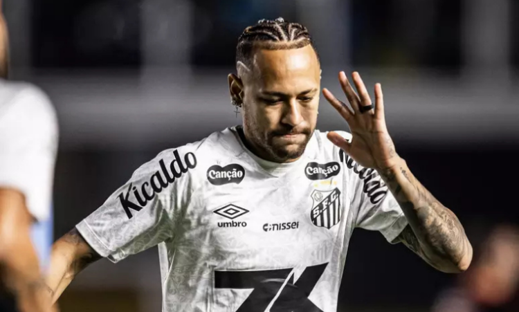 Neymar Jr durante aquecimento antes de confronto contra o Inter, pelo Brasileirão; camisa 10 se manifestou sobre discussão com torcedor após o apito final Foto: Raul Baretta/ Santos FC.