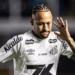 Neymar Jr durante aquecimento antes de confronto contra o Inter, pelo Brasileirão; camisa 10 se manifestou sobre discussão com torcedor após o apito final Foto: Raul Baretta/ Santos FC.