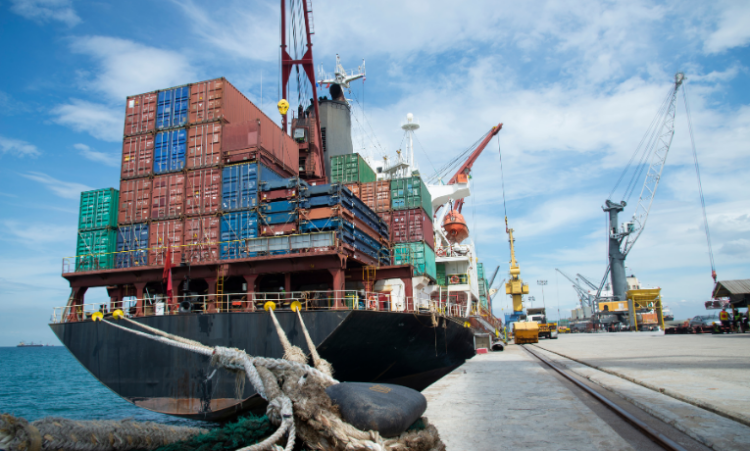 Com alta de até 27% nas exportações de produtos tecnológicos, Brasil começa a diversificar sua pauta, mas enfrenta o risco das tarifas impostas pelos EUA.