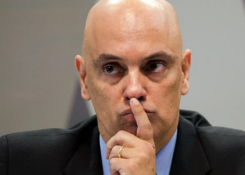 Deputados do PL protocolam novo pedido de impeachment contra Alexandre de Moraes no Senado, acusando o ministro do STF de censura, perseguição política e abuso de autoridade.
