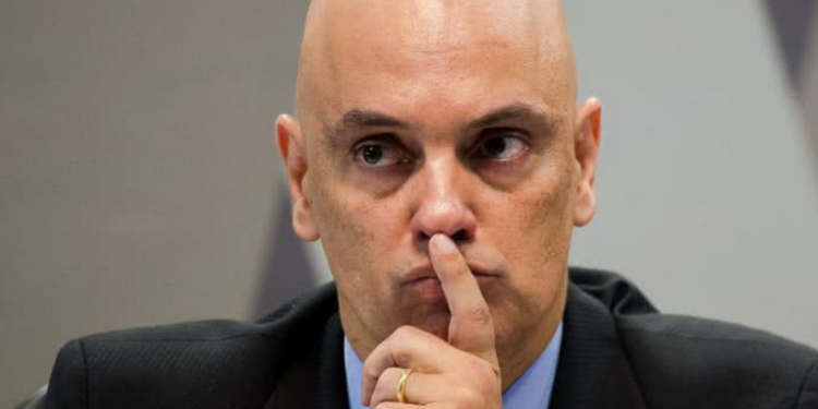 Deputados do PL protocolam novo pedido de impeachment contra Alexandre de Moraes no Senado, acusando o ministro do STF de censura, perseguição política e abuso de autoridade.
