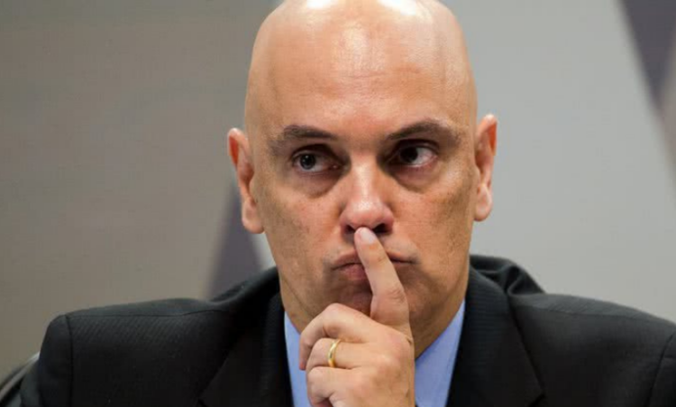 Deputados do PL protocolam novo pedido de impeachment contra Alexandre de Moraes no Senado, acusando o ministro do STF de censura, perseguição política e abuso de autoridade.