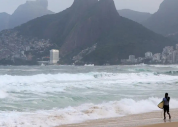 O litoral do Rio enfrenta ressaca com ondas de até 3,5 metros e ventos fortes que derrubam árvores e interditam vias, como a ciclovia Tim Maia. Saiba como ficam a previsão do tempo e os riscos para a população.