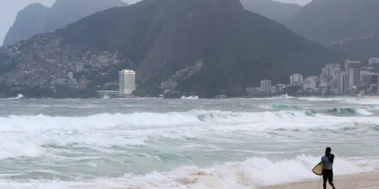 O litoral do Rio enfrenta ressaca com ondas de até 3,5 metros e ventos fortes que derrubam árvores e interditam vias, como a ciclovia Tim Maia. Saiba como ficam a previsão do tempo e os riscos para a população.